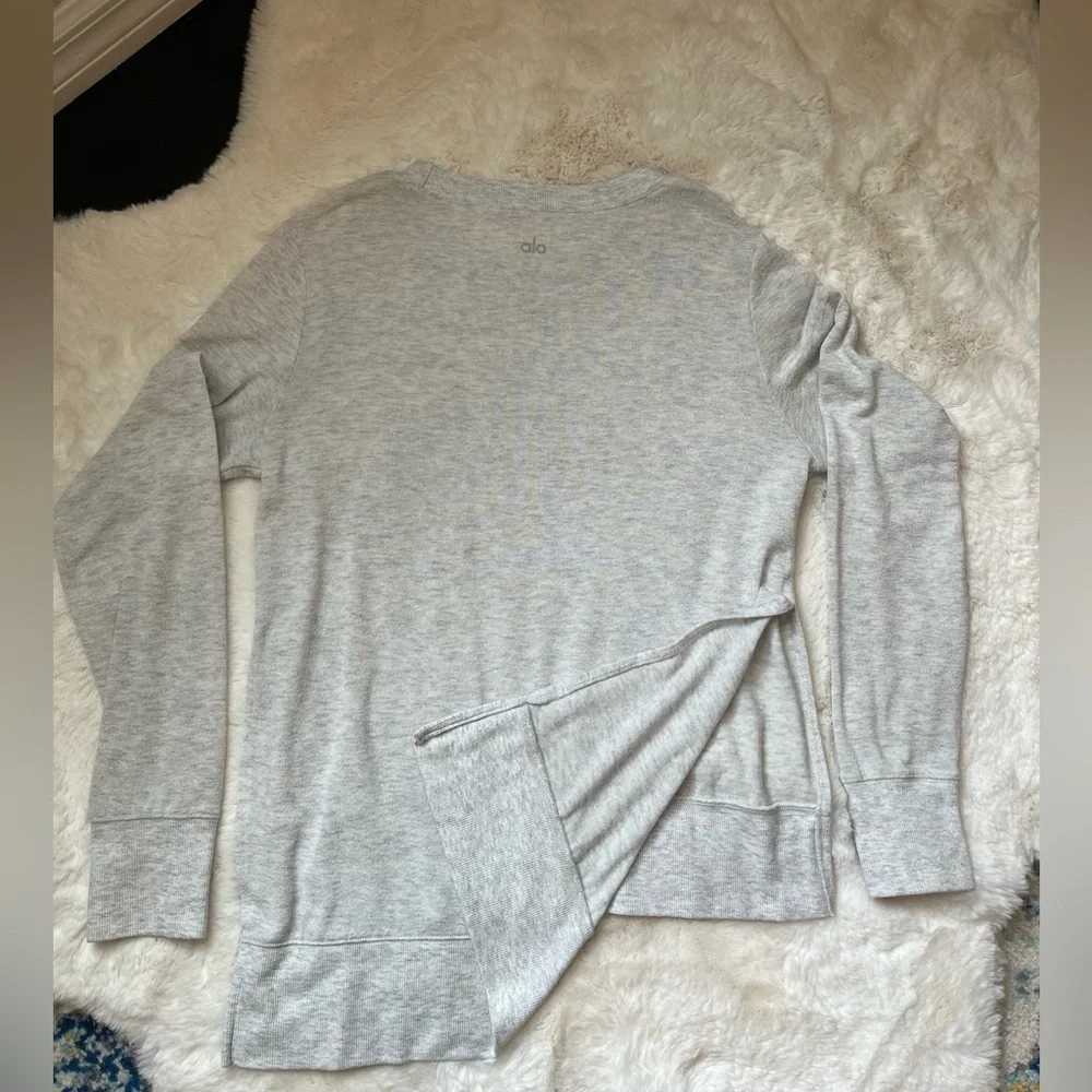 Alo GLIMPSE Light Gray Womens Small Side-split High-lo Sweater pullover